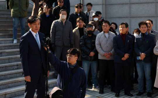 조국 전 법무부 장관이 13일 부산 민주공원에서 기자회견을 열고 신당창당을 선언하고 있다. 조 전 장관은 "무능한 검찰독재정권 종식을 위해 맨 앞에서 싸우겠다"며 신당 창당을 공식 선언했다. 사진=연합뉴스