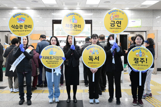 대전 중구는 13일 대전평생학습관에서 치매인식개선 홍보 및 캠페인을 실시했다. 사진=대전 중구 제공