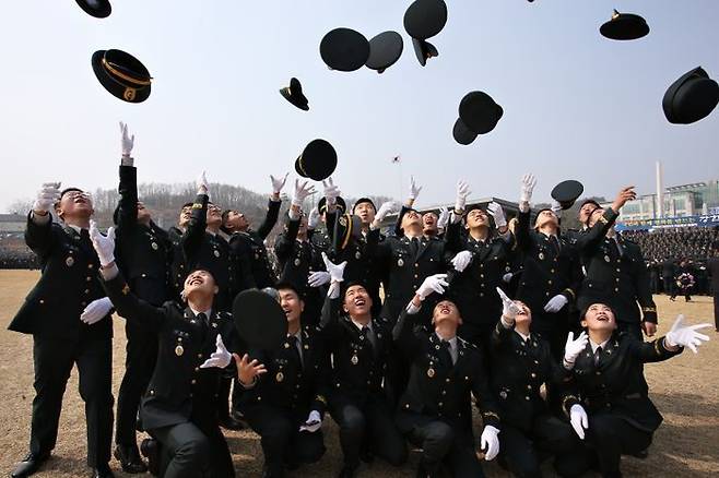 충북 괴산군의 육군학생군사학교에서 열린 학군사관후보생(ROTC) 임관식에서 신임 장교들이 기뻐하는 모습(자료사진). ⓒ뉴시스