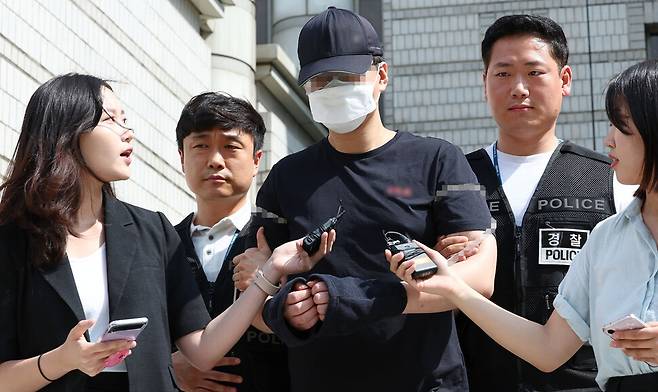 ‘서울 신림역에서 여성 20명을 죽이겠다’는 살인예고 글을 온라인 커뮤니티에 올리고 흉기까지 구매했던 이아무개씨가 2023년 7월27일 서울 서초구 서울중앙지방법원에서 구속 전 피의자심문(영장실질심사)을 마치고 법원을 나서고 있다. 연합뉴스