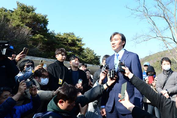 12일 오후 경남 김해시 봉하마을 고 노무현 전 대통령 묘역을 찾아 참배를 마친 조국 전 장관이 기자들의 질문에 답하고 있다. 2024.02.12. [사진=뉴시스]