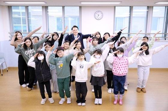 윤석열 대통령이 5일 경기도 하남시 신우초등학교에서 열린 '국민과 함께하는 민생토론회-아홉 번째, 따뜻한 돌봄과 교육이 있는 늘봄학교' 참석에 앞서 늘봄학교 프로그램인 방송댄스를 참관하고 있다. 김현동 기자
