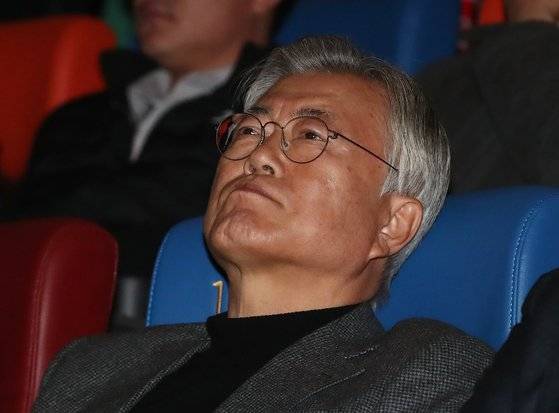 문재인 전 대통령이 지난달 22일 오후 경남 양산시 물금읍 메가박스 양산증산점에서 다큐멘터리 영화 '길위에 김대중'을 관람한 후 생각에 잠겨 있다. 뉴스1