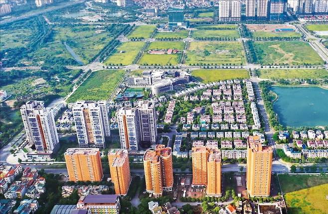 대우건설이 베트남 하노이 서호 인근에서 개발하는 스타레이크 시티 현장. 대우건설은 서울 여의도 3분의 2 면적 부지에 ‘한국식 신도시’를 짓고 있다. /대우건설 제공