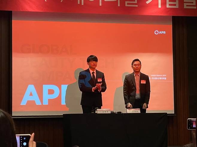 사진은 왼쪽부터 김병훈 에이피알 대표, 신재하 에이피알 최고재무책임자(CFO)의 모습. (사진=최수진 기자)