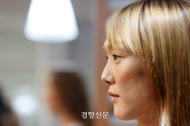정글은 ‘남성으로 태어났기 때문에 여성으로 바꾸는 건 이상한 일’이라는 전제만 빼면, 시스젠더가 좀 더 편안하게 살아갈 수 있도록 성형수술을 하는 것과 트랜스젠더가 불일치감을 줄이는 수술을 하는 것은 큰 차이가 없다고 했다. 조태형 기자