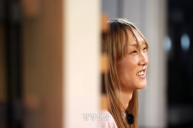 정글은 “아무도 나의 몸이나 젠더에 대해 이야기하지 않는 환경이었다면 나의 모습 그대로 살지 않았을까요?”라고 되물었다. 트랜스 여성으로 정체화하기까지 자신이 생각하고 행동하는 많은 것들이 사회가 ‘여성’으로 규정한 영향도 무시할 수 없었다는 것이다. 조태형 기자
