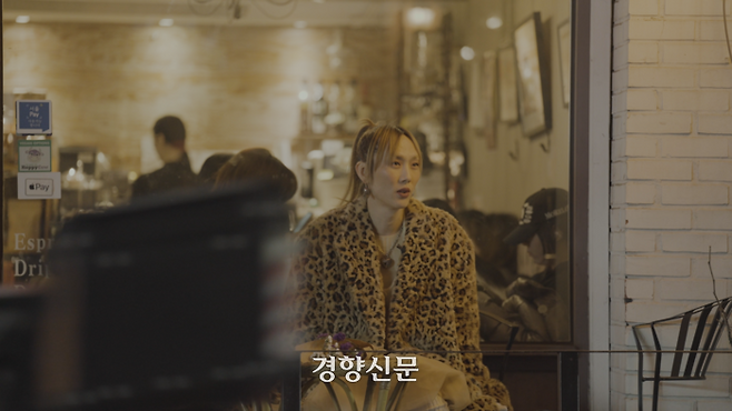 정글이 지난달 13일 서울 용산구의 한 카페에서 경향신문과 인터뷰하고 있다. 그는 트랜자션을 다시 시작하고 예상치 못하게 주변에서 환대받으며 “한 줄기 빛”을 봤다. 현재는 트랜스젠더들의 이야기가 잊히지 않기를 바라는 마음으로 트랜스패런트 파티를 열고 있다. 양다영·백준서 PD