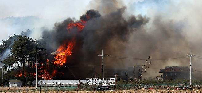 지난해 4월 강원 강릉시 난곡동에서 발생한 산불이 번져 검은 연기가 치솟고 있다. 조태형 기자