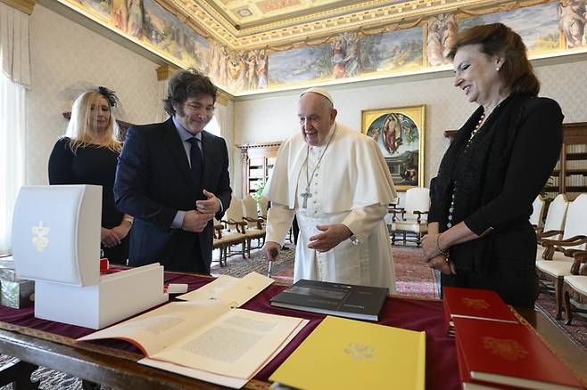 바티칸 교황청의 교황 집무실에서 선물을 교환하는 하비에르 밀레이 아르헨티나 대통령과 프란치스코 교황. AP연합뉴스