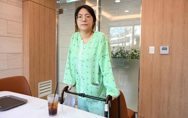 경주 마우나리조트 참사 피해자 장연우(30) 씨가 지난 8일 인천의 한 노인재활요양병원에서 국제신문 취재진과 인터뷰를 하고 있다. 고관절 염증과 엉덩이 피부 괴사로 앉기가 힘든 장 씨는 보행기에 의지한 채 서서 1시간 동안 인터뷰에 응한 뒤 돌발성 통증을 호소해 사진 촬영이 중단되기도 했다. 인천=정지윤 기자