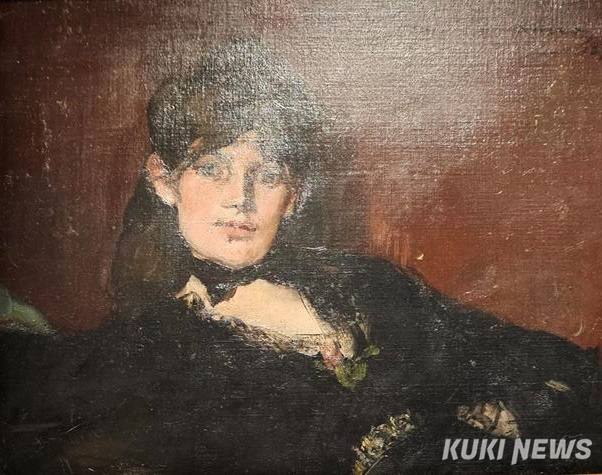 에두아르 마네, 베르트 모리조의 초상, 1873, 캔버스에 유채, 34x26cm, 파리 마르몽탕 모네 미술관: 빨강과 검정의 하모니에 기대어 누운 듯한 모리조의 각진 턱과 윤곽이 두드러지며 우아하다.