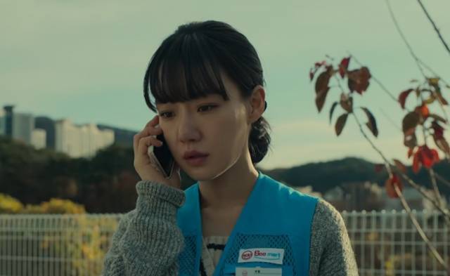 '살인자ㅇ난감' 5화에 등장하는 경아(인선)가 마트에서 일을 하고 있다. 넷플릭스