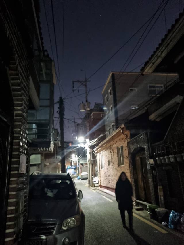 서울 광진구 중곡3동 한 골목길에서 지난 6일 오후 10시 가로등 한 개가 어두운 골목길을 밝히고 있다.