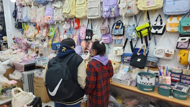 13일 낮 12시쯤 서울 종로구 창신동 문구·완구 시장에 있는 소품점에서 허선아씨(41)의 초등학생 자녀들이 물건을 구경하는 모습. 이날 아이들은 세뱃돈으로 직접 쓸 물건을 구매했다. /사진=김미루 기자