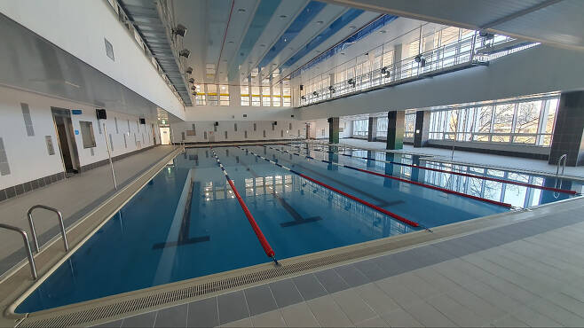 성남시 금곡공원 국민체육센터 1층에 있는 길이 25m, 5개 레인의 수영장