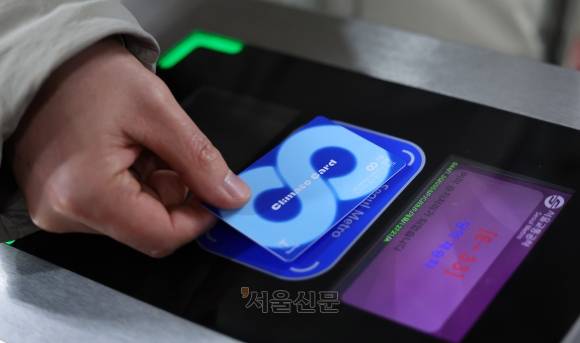 29일 서울 중구 시청역에서 시민이 기후동행카드를 사용해 지하철을 이용하고 있다. 2024.1.29. 도준석 전문기자