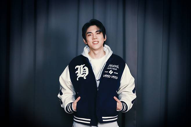 홍이삭 (서울=연합뉴스) 진연수 기자 = 싱어송라이터 홍이삭이 7일 서울 종로구 연합뉴스 빌딩에서 포즈를 취하고 있다. 2024.2.8 [재판매 및 DB 금지]