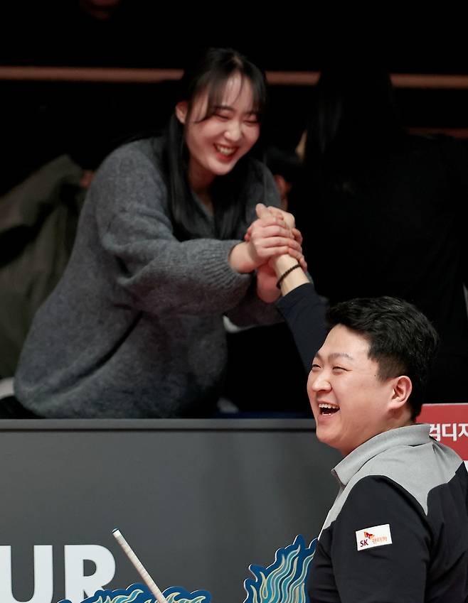 우승 직후 관중석의 아내와 함께 기뻐하는 조건휘 [PBA 제공. 재판매 및 DB 금지]