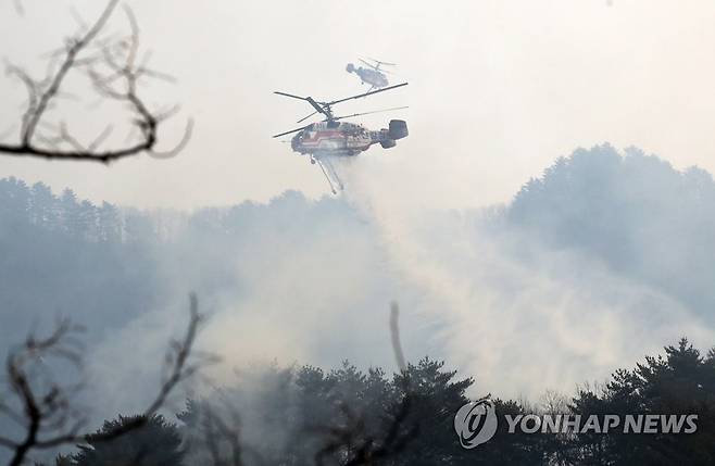 동해 백봉령의 막바지 산불 진화 작업 [연합뉴스 자료사진]