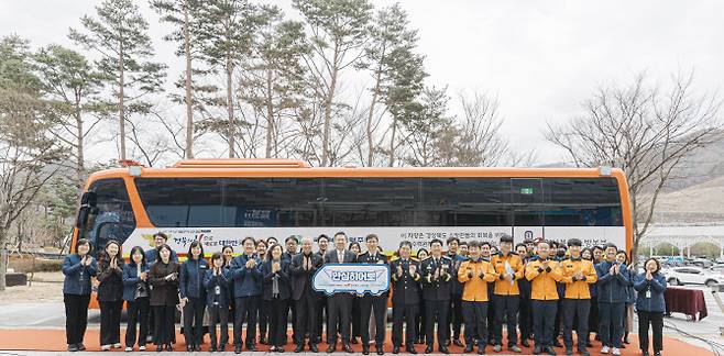 한국수력원자력(한수원)과 경북소방본부 119산불특수대응단 관계자가 13일 경북 경주 한수원 본사 앞에서 산불 진화 현장에 투입할 ‘안심히어로 소방관 회복차’ 앞에서 기념촬영하고 있다. (사진=한수원)