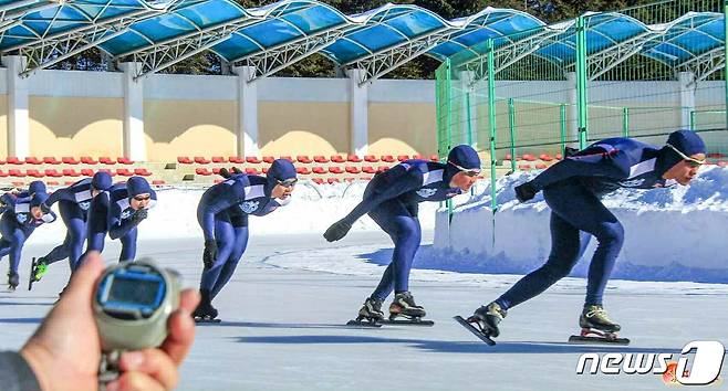 (평양 노동신문=뉴스1) = 대성산체육단 선수들이 백두산지구 체육촌에서 스케이트 훈련을 하고 있다. [국내에서만 사용가능. 재배포 금지. DB 금지. For Use Only in the Republic of Korea. Redistribution Prohibited] rodongphoto@news1.kr