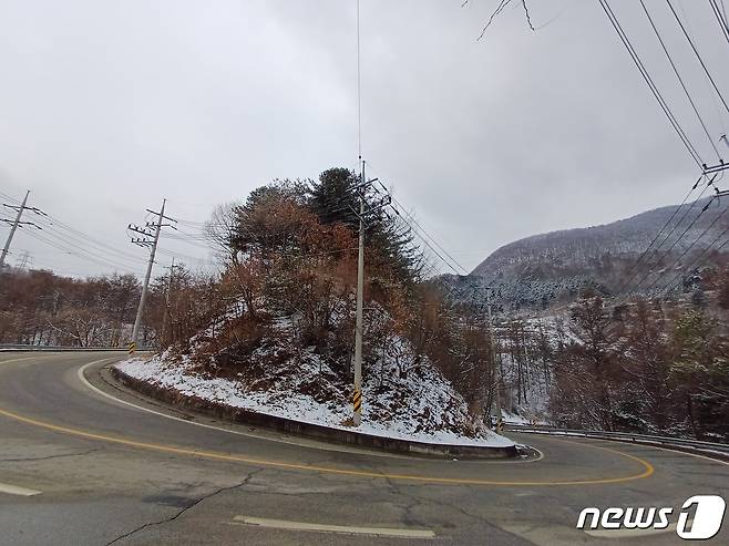 국지도 86호선 구간 주변 굴곡 도로 및 경사도 자료 사진. (홍천군 서면 번영회 제공) 2024.2.14/뉴스1