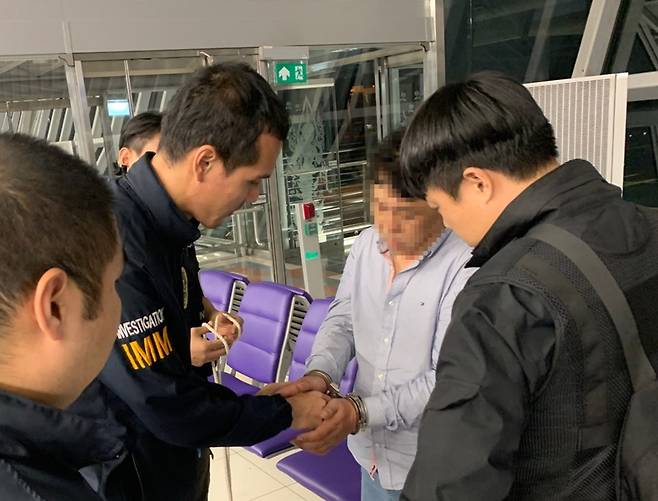 지난해 10월23일 택시기사를 살해하고 태국으로 달아난 40대 남성이 범행 11시간 만에 태국공항에서 붙잡혔다. (충남 아산경찰서 제공) /뉴스1