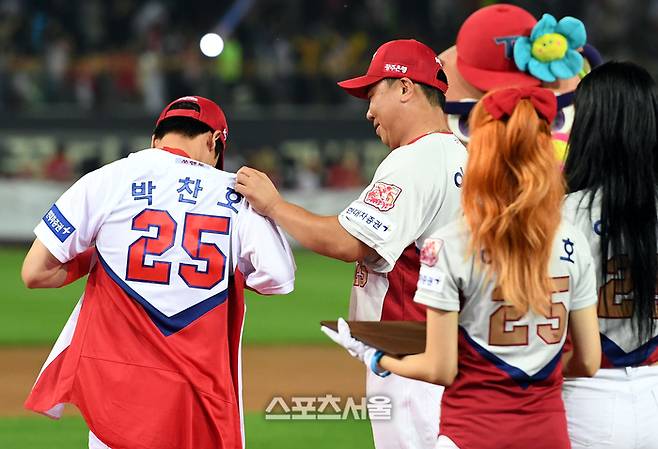 KIA 이범호가 13일 광주 한화전에서 은퇴경기를 마친 뒤 이어진 은퇴식에서 자신의 등번호가 새겨진 유니폼을 박찬호에게 입혀주고 있다. 2019.07.13. 광주 | 스포츠서울 DB.