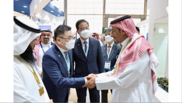 사우디아라비아 리야드에서 열린 국제방산전시회 WDS 2022에 참석한 구본상 회장이 반다르 알 코라이예프 사우디 산업자원부 장관과 악수하고 있다. (사진=LIG넥스원)