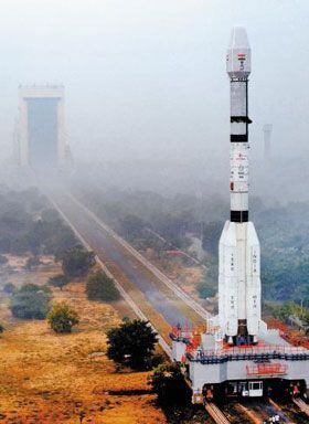 인공위성을 탑재한 인도 자체 제작 로켓 추진체(오른쪽)와 조립 시설. 추진체 조립이 끝나면 조립 시설 건물은 레일 위에 실려 뒤로 물러난다.