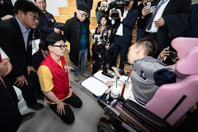 한동훈 국민의힘 비상대책위원장이 14일 서울 은평구 다다름하우스에서 열린 자립준비쳥년 지원주택 현장간담회에 참석하기에 앞서 유태호 다다름 공간매니저와 대화하고 있다. (공동취재) ⓒ뉴시스