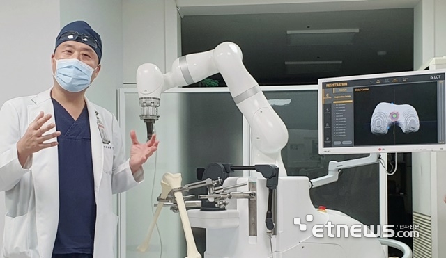 윤성환 이춘택병원 병원장이 6여 년 간의 연구 끝에 개발한 인공관절 수술용 로봇 'Dr. LCT'에 대해 설명했다.