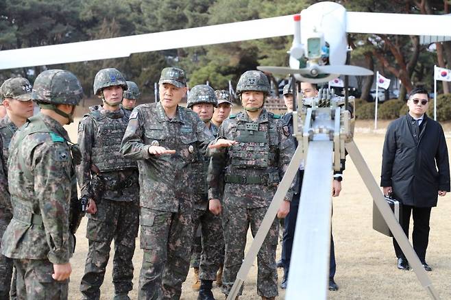 김명수 합참의장이 14일 경기도에 위치한 드론작전사령부를 방문해 드론작전사령관(육.소장 이보형)으로부터 전력 현황을 보고받고 있다. 사진=합동참모본부 제공