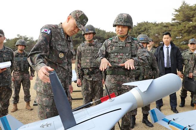 김명수 합참의장이 14일 경기도에 위치한 드론작전사령부를 방문해 드론작전사령관(육.소장 이보형)으로부터 전력 현황을 보고받고 있다. 사진=합동참모본부 제공