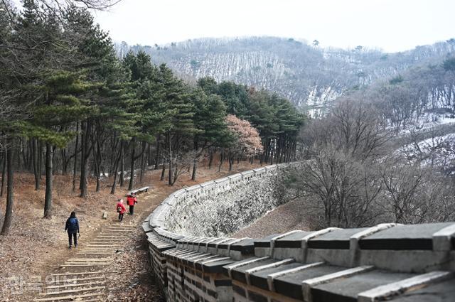 수어장대에서 남문으로 이어지는 남한산성 성곽길.