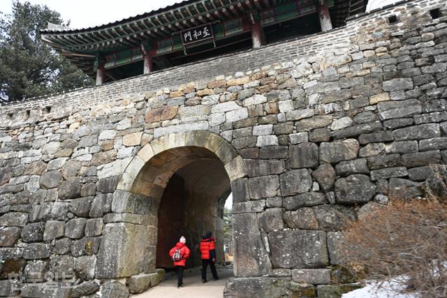 남한산성 남문은 4개 문 중 가장 규모가 크고 당시 현판이 남아 있다.