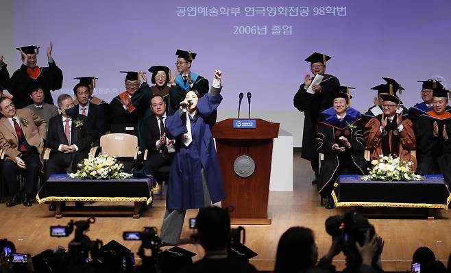가수 이효리가 졸업식에서 '치리치리뱅뱅'을 노래하고 있다. 뉴스1