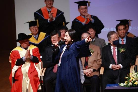 가수 이효리가 14일 오전 서울 성북구 국민대학교에서 열린 2023학년도 전기 학위수여식에서 축하공연을 하고 있다. 연합뉴스