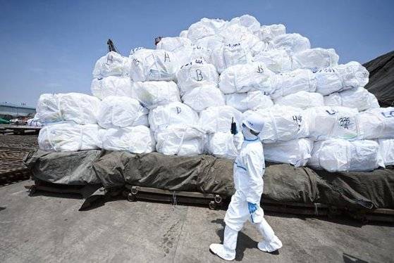 칠레에서 들어온 리튬이 중국 상하이 부두에서 내륙지역의 제련공장으로 이동하고 있다. 사진 중국 차이신