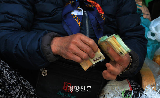 서울 서대문구 인왕시장에서 한 상인이 현금을 정리하고 있다. 김창길기자