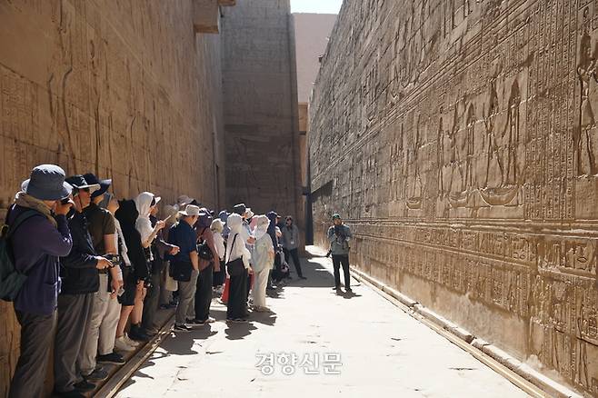 답사 참가자들이 지난달 22일 고대 이집트 유적도시 에드푸의 호루스 신전에서 벽을 빼곡하게 채운 신성문자, 부조 등에 대한 곽민수 소장(오른쪽)의 설명을 듣고 있다. 도재기 선임기자