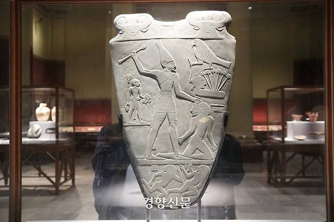 5000여년 전 상·하 이집트를 최초로 통일한 나르메르(메네스) 초대 파라오의 통일 업적 등을 부조로 표현한 석판 ‘나르메르 팔레트’(기원전 3000년경, 히에로폴리스 출토, 이집트박물관 소장). 초기 이집트 문명을 대표하는 귀중한 고고학 유물이다. 도재기 선임기자