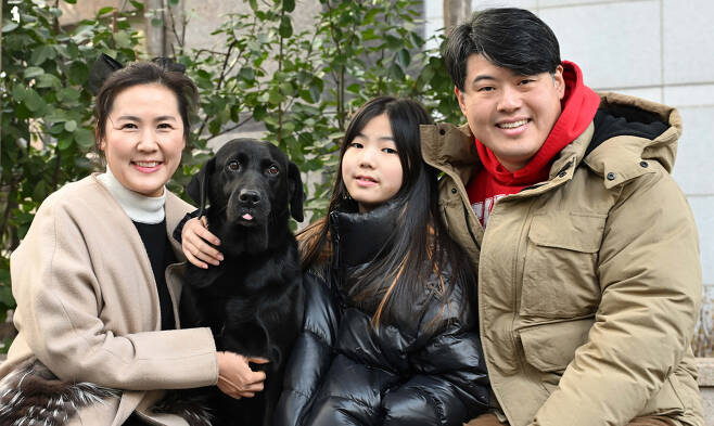 Parang and her family pose for a photo. (Lee Sang-sub/The Korea Herald)