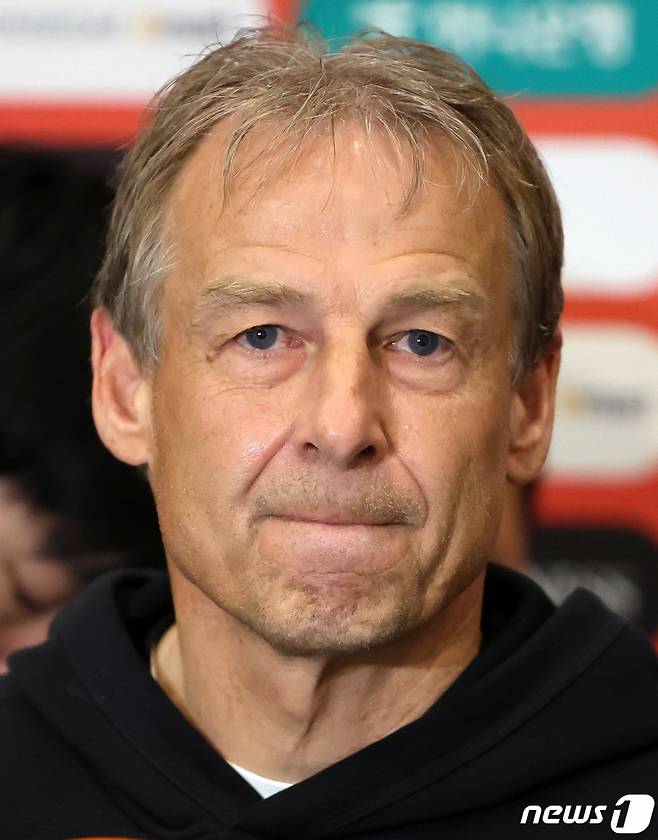 (인천공항=뉴스1) 김진환 기자 = 64년 만의 아시안컵 우승 꿈을 이루지 못한 위르겐 클린스만 축구대표팀 감독이 8일 오후 인천국제공항 제1터미널을 통해 귀국 후 취재진의 질의에 난감한 표정을 짓고 있다.   앞서 축구 대표팀은 지난 7일(이하 한국시간) 카타르 알라이얀의 아흐마드 빈 알리 스타디움에서 열린 2023 아시아축구연맹(AFC) 카타르 아시안컵 준결승전에서 요르단에 2대 0으로 완패하며 결승 진출에 실패, 1956년 제1회 대회와 1960년 제2회 대회에서 2연패를 이룬 이래 64년 만의 아시안컵 우승을 해내는 데 실패했다. 2024.2.8/뉴스1