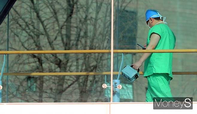 보건복지부가 전공의를 대상으로 사직서 수리 금지 명령을 내린 상황에서 전공의들은 집단 총파업 대신 개인 사직서 제출 방식을 선택했다. /사진=임한별 기자