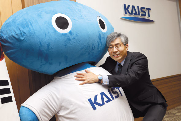 한재흥 KAIST 인공위성연구소장이 KAIST 대표 마스코트 ‘넙죽이’와 포즈를 취하고 있다. [KAIST 제공]