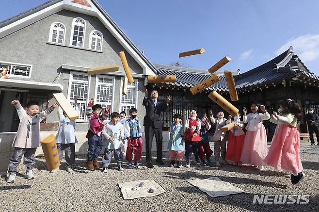 [광주=뉴시스] 7일 오전 광주 동구 인문학당에서 열린 전통문화 체험 프로그램에 참여한 아이들이 임택 동구청장과 윷놀이를 하고 있다. (사진 = 광주 동구 제공) 2024.02.06. photo@newsis.com *재판매 및 DB 금지