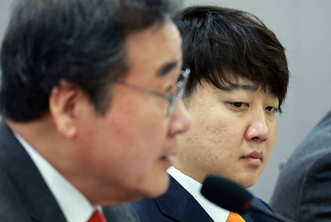 개혁신당 이준석 공동대표가 14일 오전 국회 의원회관에서 열린 최고위원회의에서 이낙연 공동대표의 발언을 듣고 있다. 연합뉴스