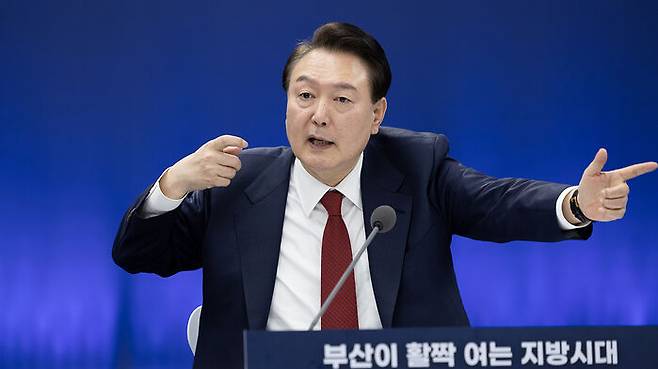 부산시청에서 열린 '국민과 함께 하는 민생토론회-열한 번째, 부산이 활짝 여는 지방시대'에서 마무리 발언을 하고 있는 윤석열 대통령